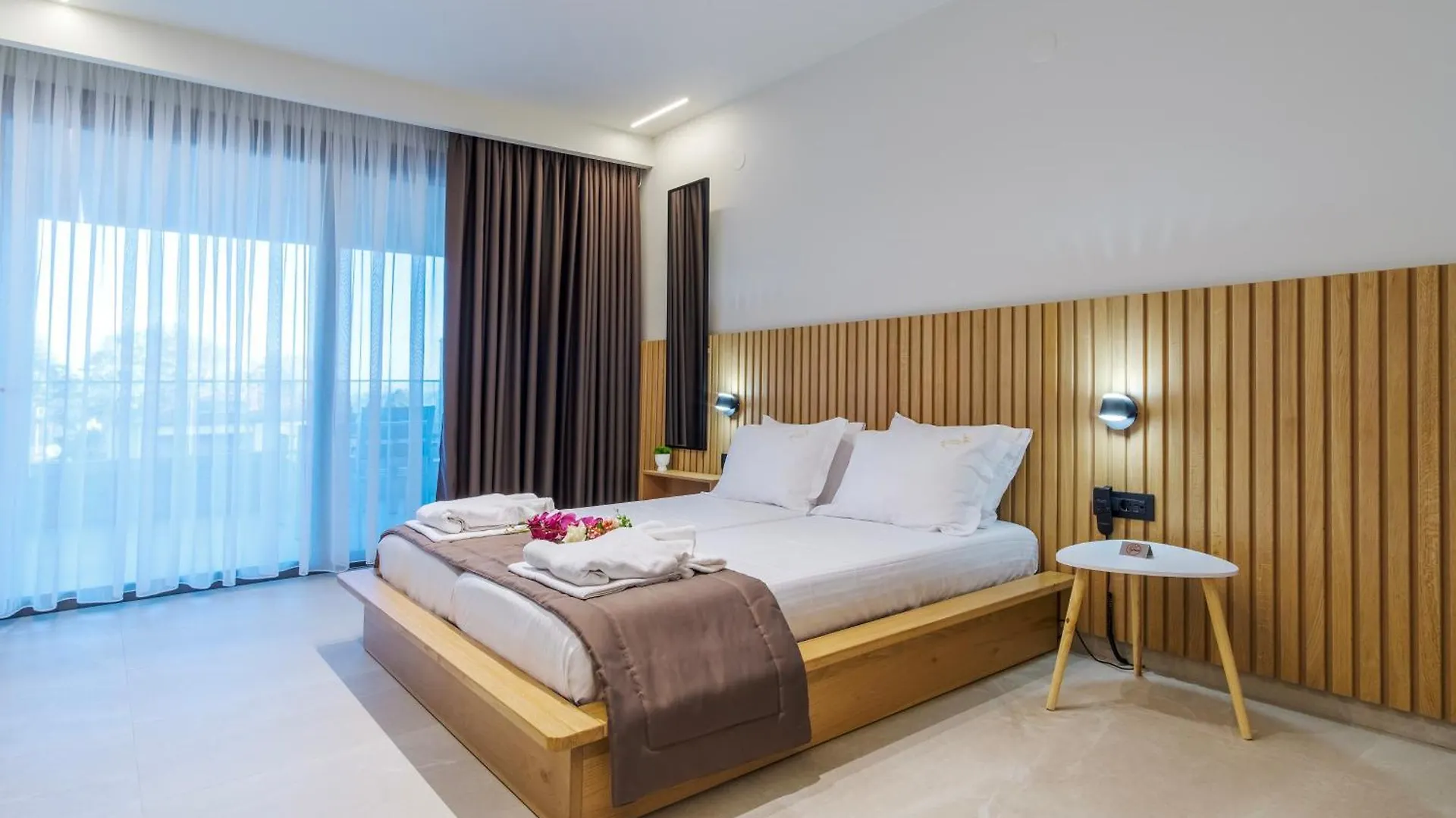 Aura Luxury Suites - Olympiada Seaside Getaways Aparthotel