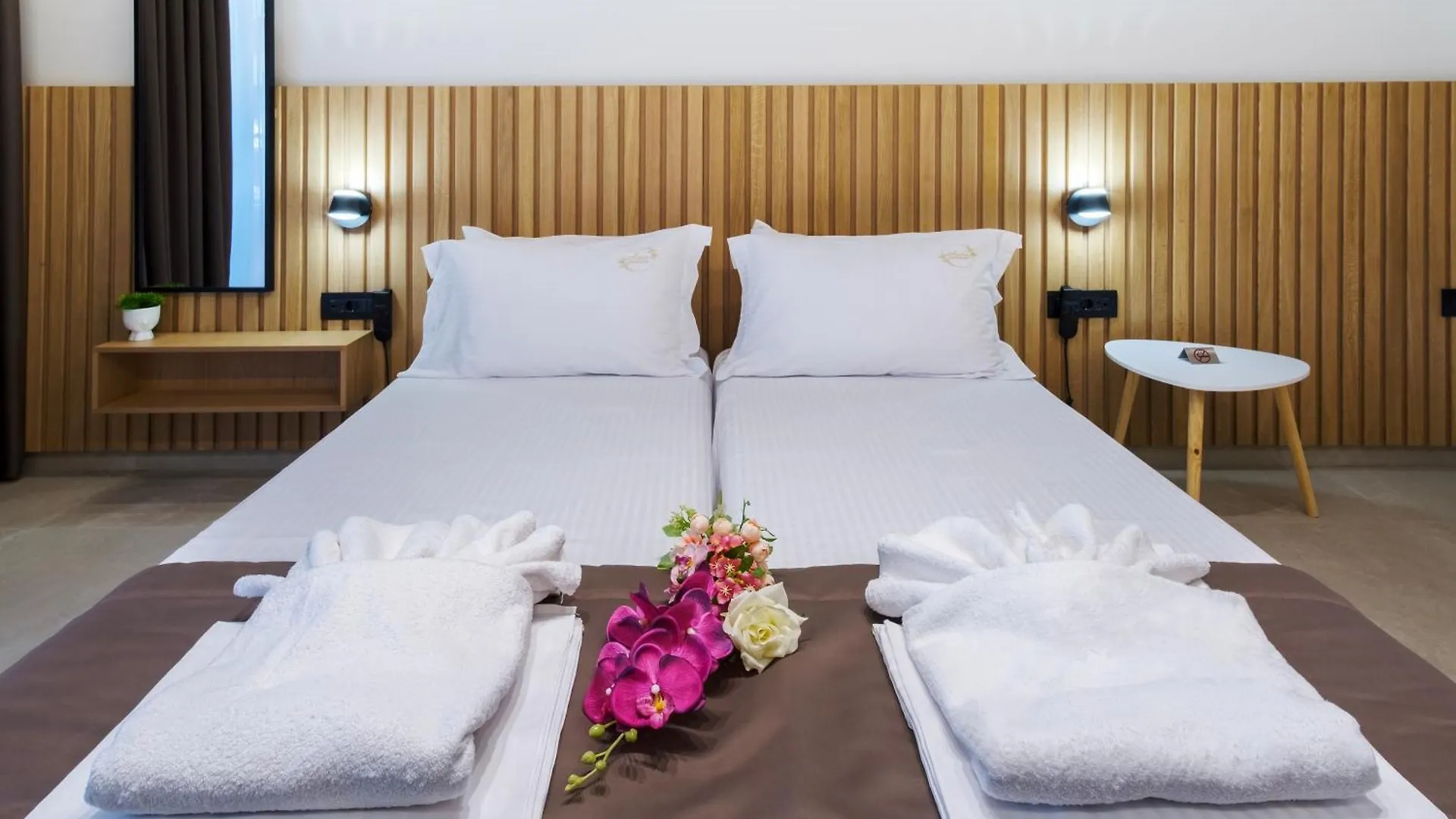 Aura Luxury Suites - Olympiada Seaside Getaways Aparthotel